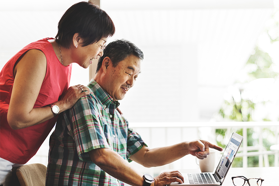 Couple-looking-at-computer