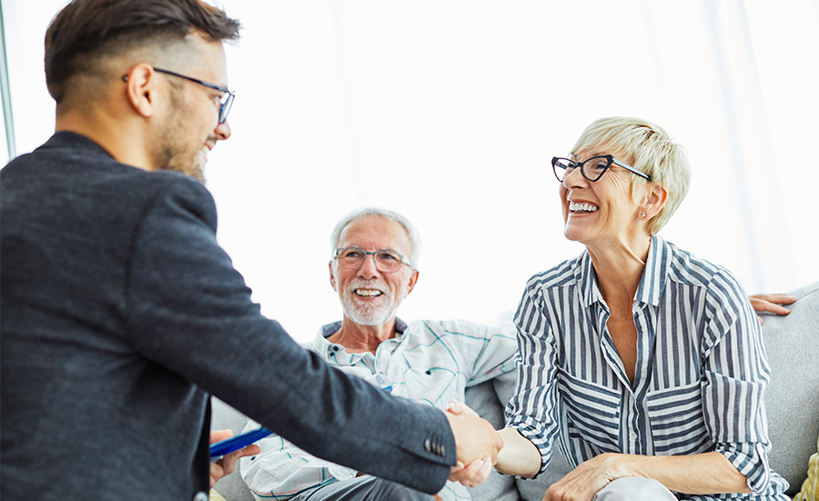 Financial-Advisor-with-happy-couple
